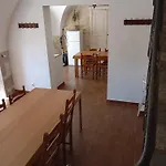 Сasa de vacaciones Maison En Pierre Village Calme - Cour Fermée, Parking Et Wifi Gratuit, Idéale Famille