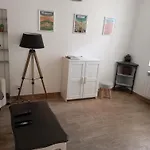Maison En Pierre Village Calme - Cour Fermée, Parking Et Wifi Gratuit, Idéale Famille