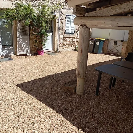 度假居 Maison En Pierre Village Calme - Cour Fermee, Parking Et Wifi Gratuit, Ideale Famille La Sauvetat (Puy-de-Dome)