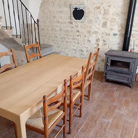Maison En Pierre Village Calme - Cour Fermee, Stationnement Et Wifi Gratuit, Ideale Famille Holiday home La Sauvetat (Puy-de-Dome)