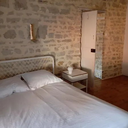 Maison En Pierre Village Calme - Cour Fermee, Parking Et Wifi Gratuit, Ideale Famille * La Sauvetat (Puy-de-Dome)