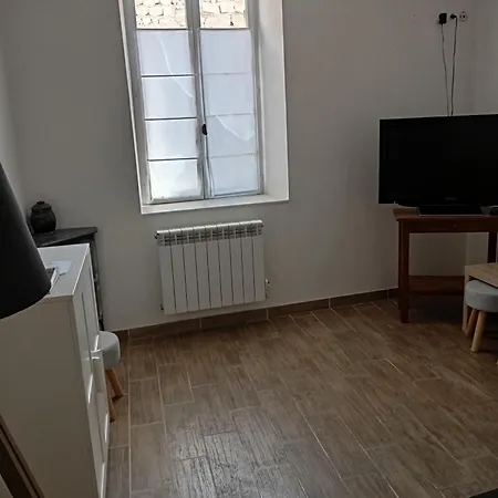 Maison En Pierre Village Calme - Cour Fermee, Parking Et Wifi Gratuit, Ideale Famille 度假居 *