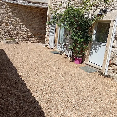 Maison En Pierre Village Calme - Cour Fermee, Parking Et Wifi Gratuit, Ideale Famille 度假居