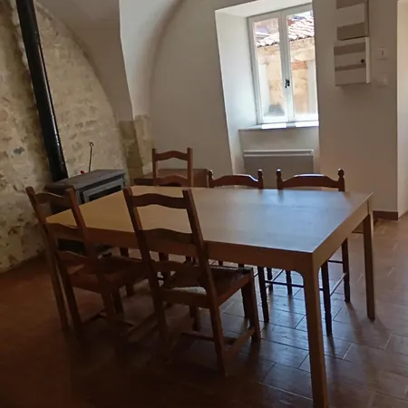 Maison En Pierre Village Calme - Cour Fermee, Stationnement Et Wifi Gratuit, Ideale Famille Holiday home La Sauvetat (Puy-de-Dome)