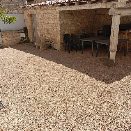 Maison En Pierre Village Calme - Cour Fermee, Parking Et Wifi Gratuit, Ideale Famille Feriehus *