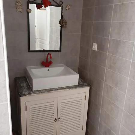 Maison En Pierre Village Calme - Cour Fermee, Parking Et Wifi Gratuit, Ideale Famille 度假居 *