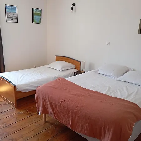 Maison En Pierre Village Calme - Cour Fermee, Parking Et Wifi Gratuit, Ideale Famille *