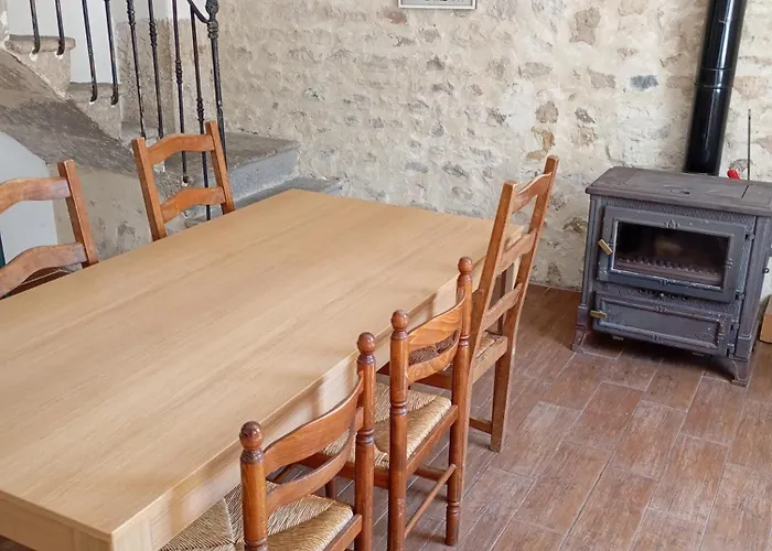 Maison En Pierre Village Calme - Cour Fermee, Parking Et Wifi Gratuit, Ideale Famille Holiday home La Sauvetat (Puy-de-Dome)