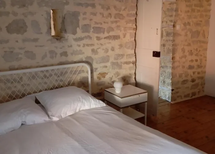 Maison En Pierre Village Calme - Cour Fermee, Parking Et Wifi Gratuit, Ideale Famille * La Sauvetat (Puy-de-Dome)