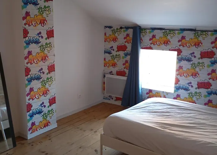 Maison En Pierre Village Calme - Cour Fermee, Parking Et Wifi Gratuit, Ideale Famille