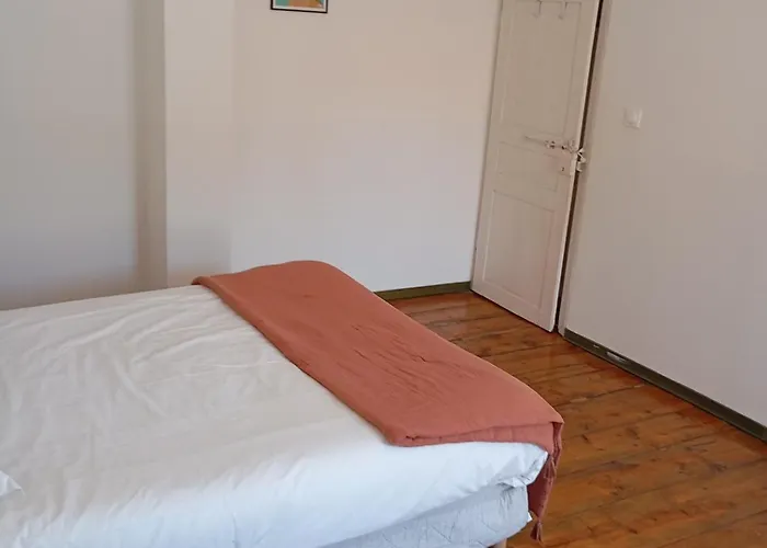 Holiday home Maison En Pierre Village Calme - Cour Fermee, Parking Et Wifi Gratuit, Ideale Famille