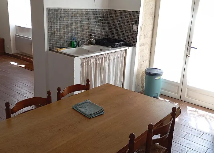 Maison En Pierre Village Calme - Cour Fermee, Parking Et Wifi Gratuit, Ideale Famille Holiday home La Sauvetat (Puy-de-Dome)