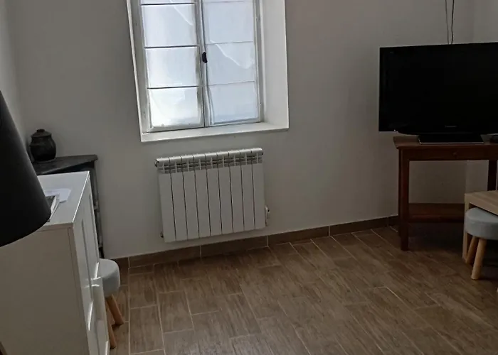 Maison En Pierre Village Calme - Cour Fermee, Parking Et Wifi Gratuit, Ideale Famille Holiday home *