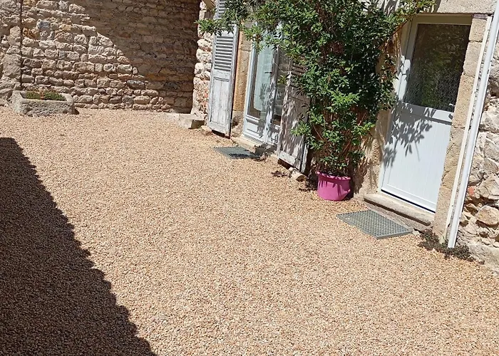 Maison En Pierre Village Calme - Cour Fermee, Parking Et Wifi Gratuit, Ideale Famille Holiday home