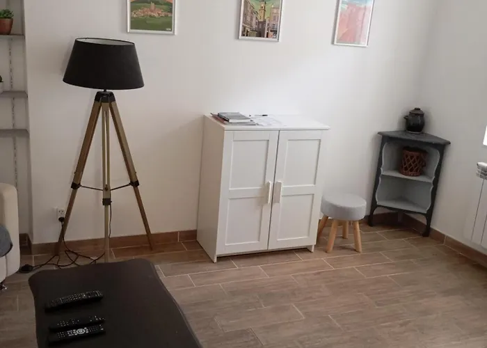 Maison En Pierre Village Calme - Cour Fermee, Parking Et Wifi Gratuit, Ideale Famille