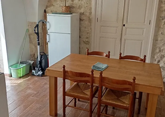 Maison En Pierre Village Calme - Cour Fermee, Parking Et Wifi Gratuit, Ideale Famille Holiday home La Sauvetat (Puy-de-Dome)