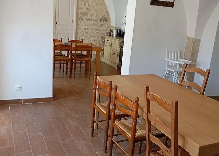 Holiday home Maison En Pierre Village Calme - Cour Fermee, Parking Et Wifi Gratuit, Ideale Famille