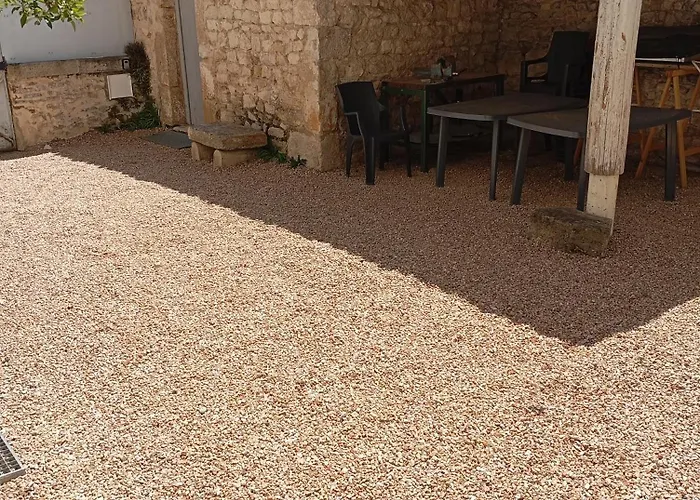 Maison En Pierre Village Calme - Cour Fermee, Parking Et Wifi Gratuit, Ideale Famille Holiday home *