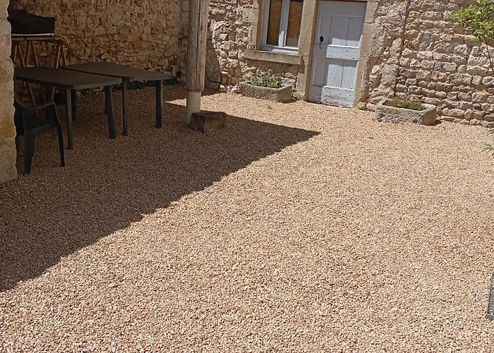 Holiday home Maison En Pierre Village Calme - Cour Fermee, Parking Et Wifi Gratuit, Ideale Famille