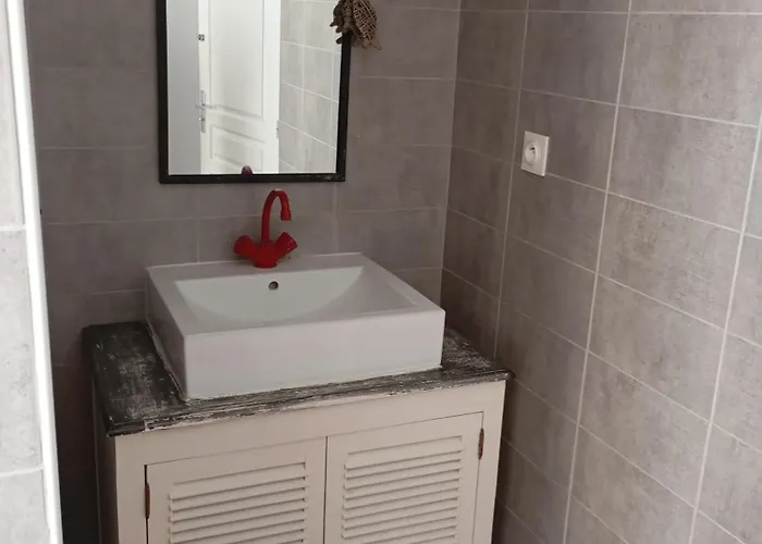 Maison En Pierre Village Calme - Cour Fermee, Parking Et Wifi Gratuit, Ideale Famille Holiday home *