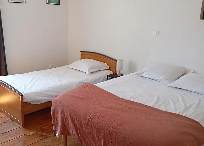 Maison En Pierre Village Calme - Cour Fermee, Parking Et Wifi Gratuit, Ideale Famille *