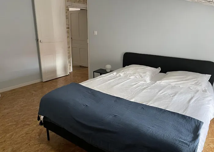 Maison En Pierre Village Calme - Cour Fermee, Parking Et Wifi Gratuit, Ideale Famille Holiday home