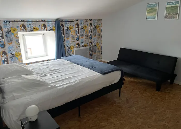 Maison En Pierre Village Calme - Cour Fermee, Parking Et Wifi Gratuit, Ideale Famille Holiday home La Sauvetat (Puy-de-Dome)