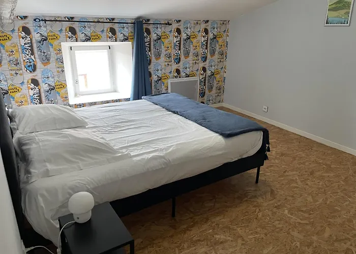 Maison En Pierre Village Calme - Cour Fermee, Parking Et Wifi Gratuit, Ideale Famille Holiday home *